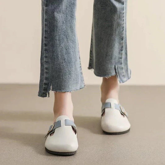 Minimalist flat shoes with buckle