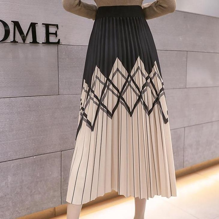 Stylish pleated skirt with pattern