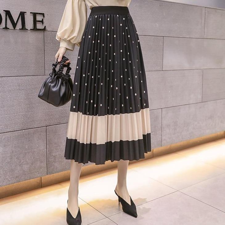 Stylish pleated skirt with pattern