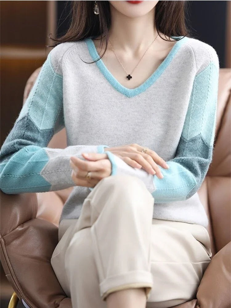 Women - Loosely Knitted V-Neck Jumper - Comfortable & Stylish - Perfect for Any Occasion