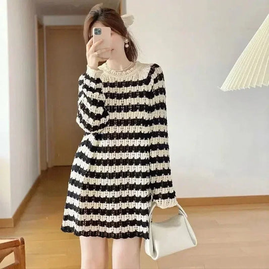 Women - Knitted Dress - Cozy Fabric - Stylish Casual Wear for Everyday Comfort