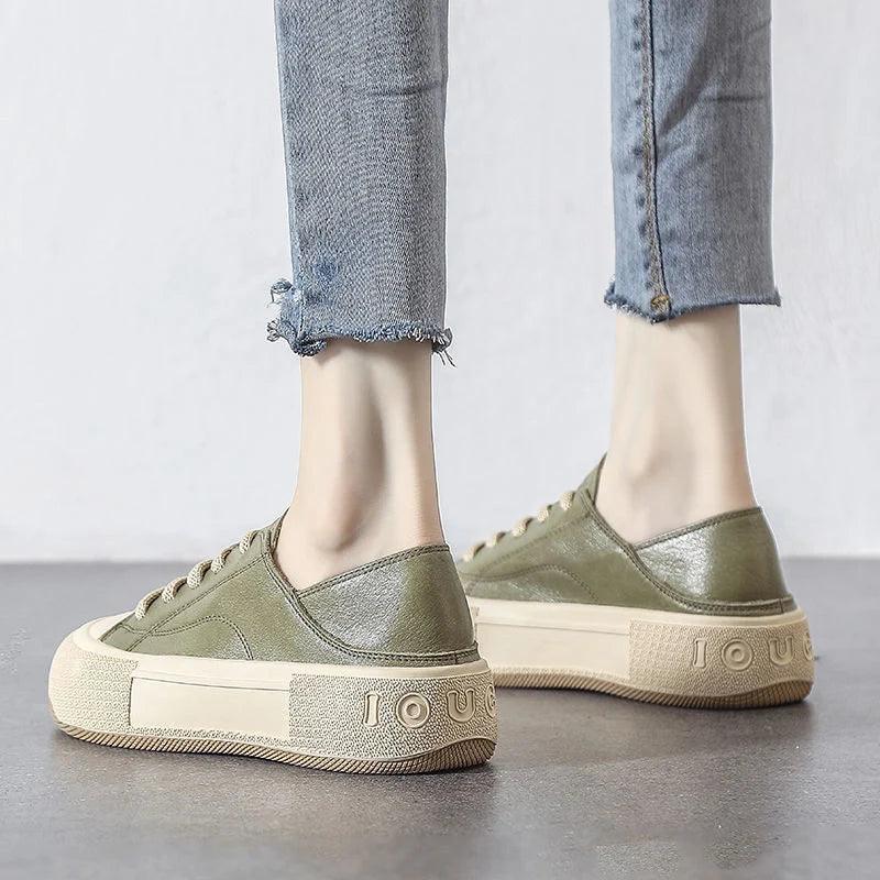 Trendy platform sneakers with metallic effect